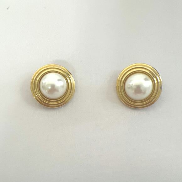 VTG Carolee Large Gold Tone Faux Mabe Pearl Button Clip On Earrings - Picture 1 of 5